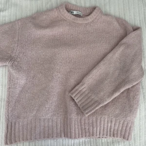 Zara stickad tröja - Fin rosa stickad tröja från Zara, fint skick! ☺️