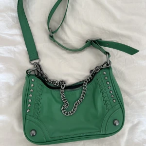 Väska från ZARA - Säljer denna gröna och populära väska från ZARA köpt förra året. 