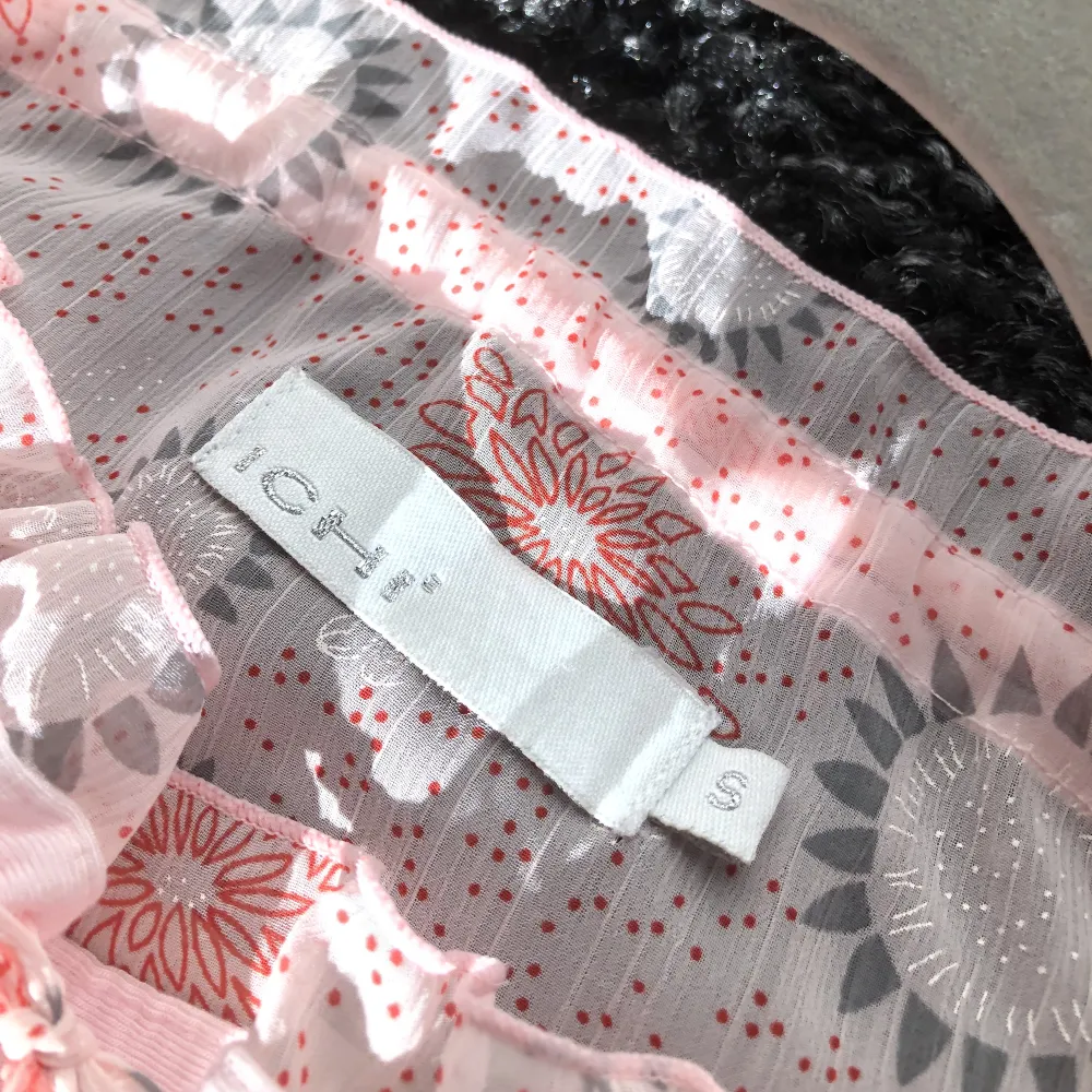 En rosa blus i mesh tyg med rött och grått mönster från ICHI. Storlek S men passar M (hänger löst) Kan mötas i centrala stockholm eller skickas mot frakt . Blusar.