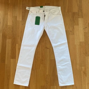 Nya Ralph Lauren Jeans - Nya oanvända jeans från Ralph Lauren i vit färg. Storleken är 32/32, i straightfit modell med alla etiketter kvar.