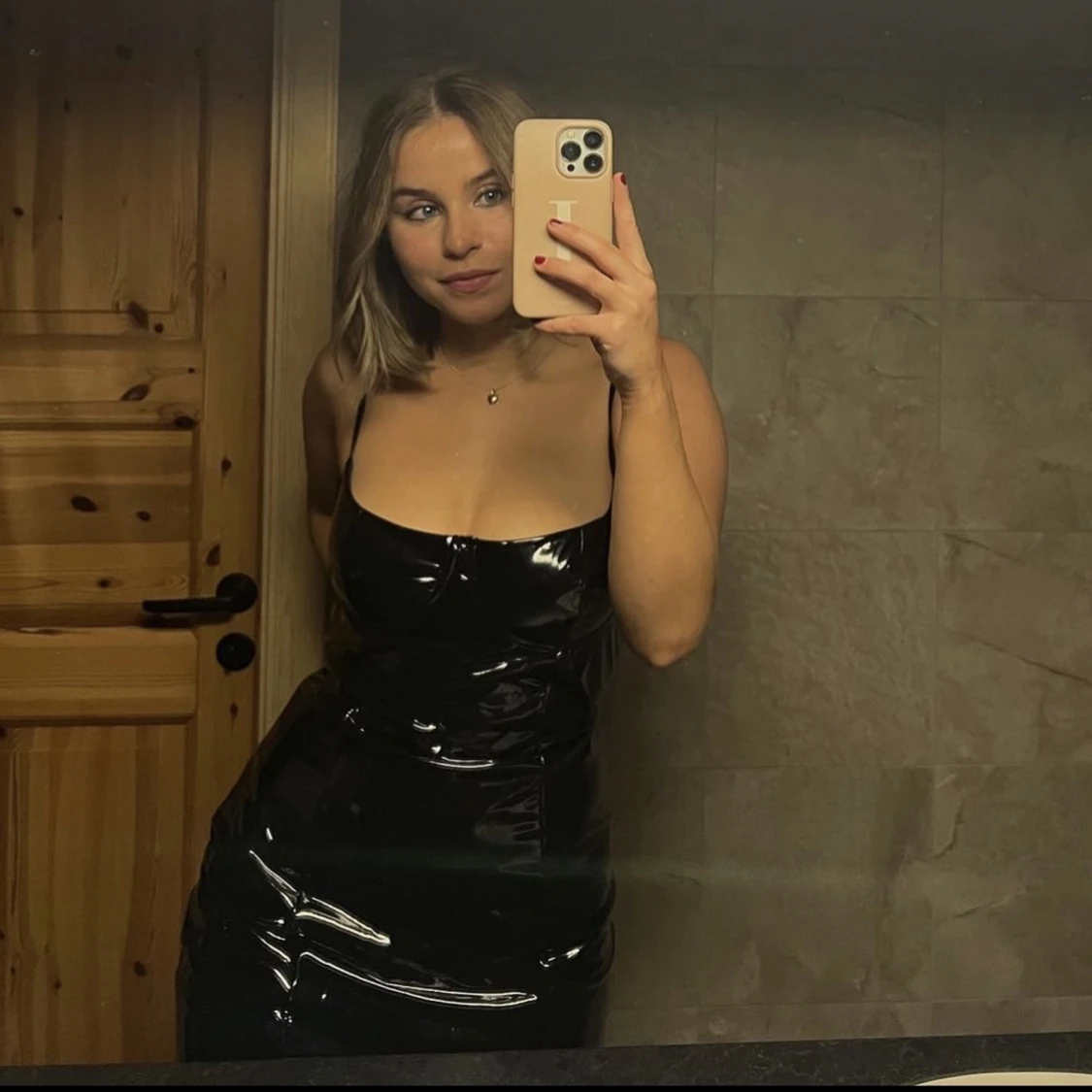 Svart miniklänning  - 90