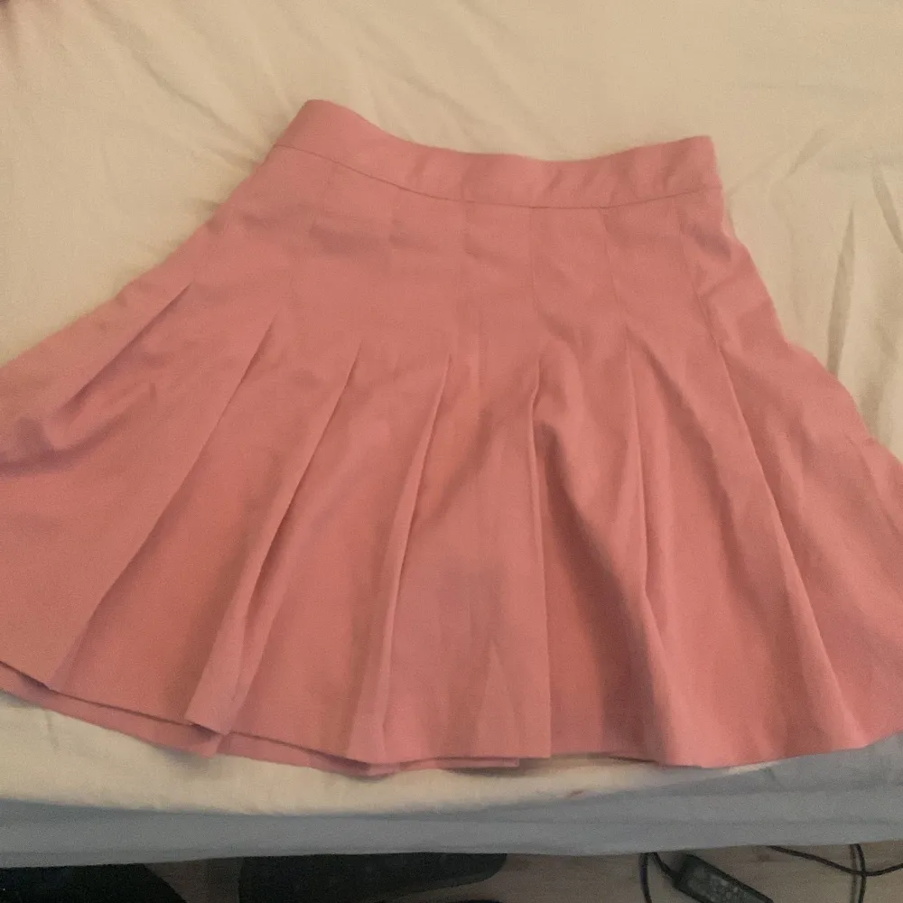 En rosa kjol från hm som jag köpte 2022 och jag har ej använt för växte ut den stilen. . Kjolar.