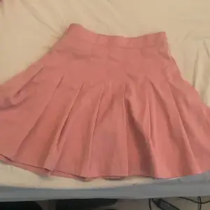 En rosa kjol från hm som jag köpte 2022 och jag har ej använt för växte ut den stilen. 