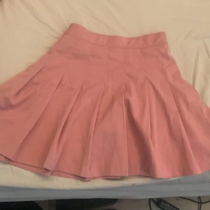 Kjol  - En rosa kjol från hm som jag köpte 2022 och jag har ej använt för växte ut den stilen. 
