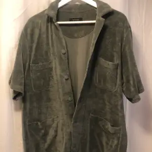 Paul and Friends froté skjorta köpt på NK. Jätteskönt material som passar perfekt nu inför sommaren. Olivgrön färg som passar asbra med ett par linnebyxor. 