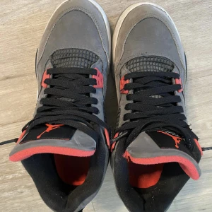 Jordan 4 Infared GS - Köpta i New York sommaren 2022. Använda sparsamt. Dock finns varken box eller kvitto kvar. 