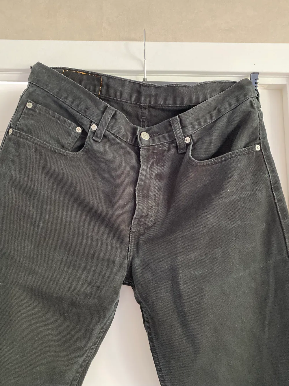 Säljer dessa snygga retro Levis jeansen pga för stora för mig. W33L32 straight fit . Jeans & Byxor.