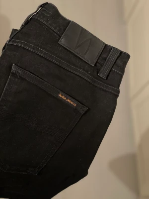 Nudie Lean Dean jättebra skick - Ett par svarta Nudie Lean Dean i jättebra skick, inga hål och slitningar och de är ordentligt svarta. 