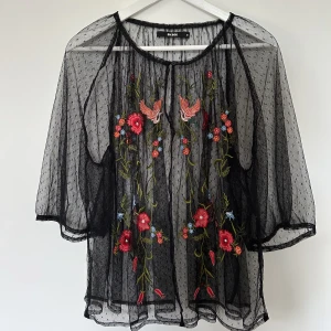 Somrig tunika  - Svart oversized genomskinlig tunika med mönster framtill från Bik Bok. Liten knapp vid ringningen framtill. Aldrig använd. Bortklippt tvättlapp. Storlek M ✨✨✨