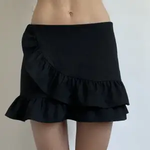 Svart kjol med shorts i (sista bilden)💕 Frakt kostar 44kr!