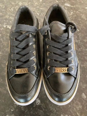 Skor - Nästan ny, använd 2 timma inner