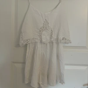 Vit playsuit  - En vit playsuit som passar till studenten 