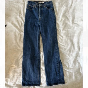Levis jeans  - Mörkblåa Levis jeans i modellen ribcage strait. Fint skick! 💙