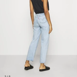 Levi’s jeans högmidjade - Använda fåtal gånger men säljer då dem är något små på mig🤍 vet ej exakta modellen men dem ser ut som de på bilden. På mig som är 156cm ish går de ner i marken. Skriv för egna bilder🤍