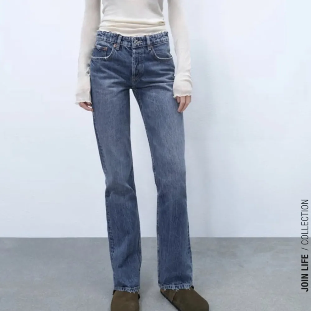 Blå jeans från Zara i modellen Mid Rise - Straight - full lenght, dem är i storlek 34 och är i mycket bra skick! 💗 . Jeans & Byxor.