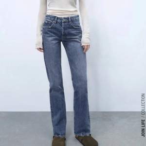 Blå jeans från Zara i modellen Mid Rise - Straight - full lenght, dem är i storlek 34 och är i mycket bra skick! 💗 