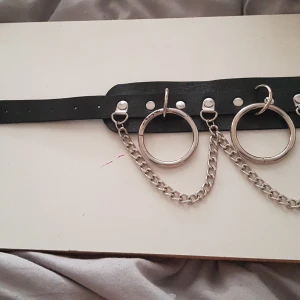 Goth choker. - Denna choker är ganska tung men åker inte ner halsen. Har använt 4 gånger och jag behöver inte den mer. Har blivit speciellt tvättat och rengjord. 