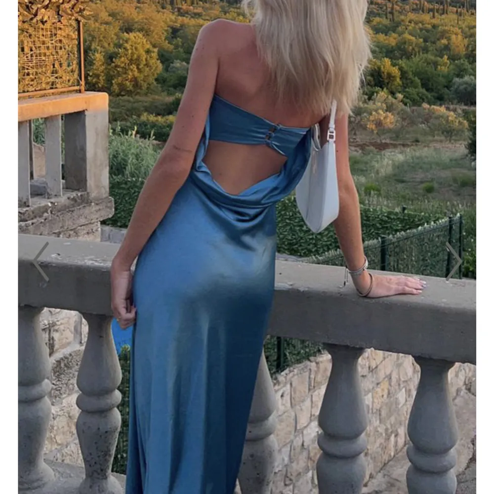 superfin blå balklänning 💙 hittade en annan så måste tyvärr sälja denna fina! klänningen kostar typ 900 men fick betala jättemycket tull och frakt 😢. Klänningar.