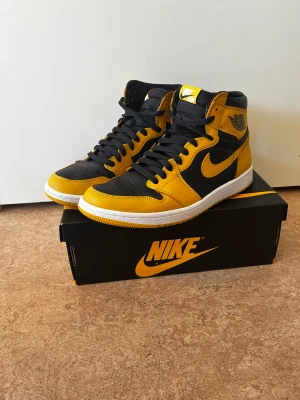 Jordan 1 high pollen - Använder inte skorna längre så jag säljer dom. Har bara använt dom 3 gånger så skicket är bra. Inte kräsen med priset heller så bara att förhandla