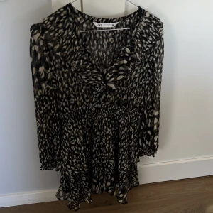 Zara klänning - Superfin eftertraktad klänning från Zara som inte länge säljs! Inga defekter❤️