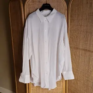 Beautiful crinkled shirt from H&M in new condition with price tag on. Slightly oversized, and super comfortable. A pen mark on the fabric (see 3rd photo), but sure it will disappear in wash. Perfect summer shirt 💖