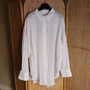 Crinkled shirt - Beautiful crinkled shirt from H&M in new condition with price tag on. Slightly oversized, and super comfortable. A pen mark on the fabric (see 3rd photo), but sure it will disappear in wash. Perfect summer shirt 💖