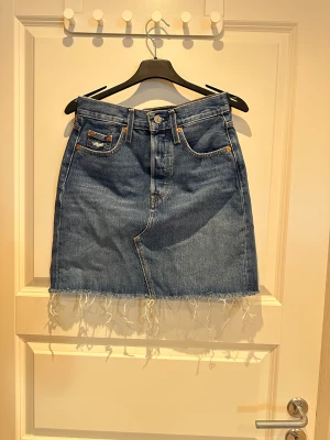 Kjol från Levi’s  - Kjol med slitningar från Levi’s. Nyskick, nästan aldrig använd. Storlek W25.