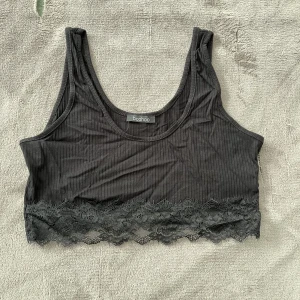 Spets topp - Aldrig använd. Svart topp med spets från boohoo, storlek M🤍 Köpare står för fraktkostnaden!