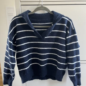 Stickad tröja - Säljer en blå & vit stickad tröja. Endast använd 1 gång. 