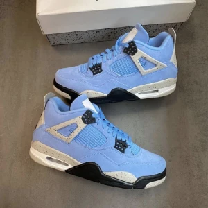 Jordan 4 unversity - Helt nya gillade inte dom så därför jag säljer dom  Box, tags och skosnörren får man med.