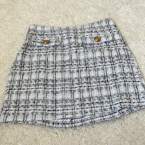 NEW IN KJOL - En riktigt snygg kjol, passar utmärkt för en utekväll med någon snygg topp upptill eller så kan man också klä ner med en basic T-shirt👌🏽🌸