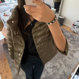 Herno jacka - Säljer nu min super fina Herno jacka i strl XS passar även S. Super fin färg och passar till både kortärmat och långärmat! Köpt för 4150kr. Säljer pga jag vill köpa en annan vår jacka och den kommer inte till användning längre. 💗