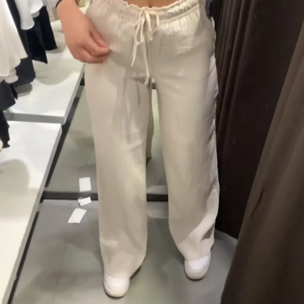 Linnebyxor från Zara, köpta förra året så annan modell än dom som säljs idag, jättefina och sitter super fint men vill ha vita därför dom säljs nu. Knappt använda så fint skick, passar xs-s. Pris kan diskuteras. Jeans & Byxor.