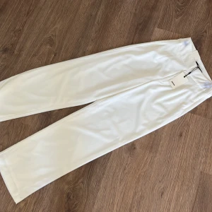 KOSTYMBYXOR HELT NYA - Suuuper snygga och eleganta helt nya byxor, kan både kläs upp och ner och passar utmärkt för vår/sommar👌🏽🌸