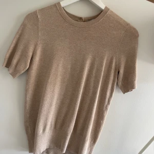 Zara tröja - Beige zara tröja tyvärr lite nopprig där sv priset. Dock inget som syns när den är på. Storlek xs men kan passa s.