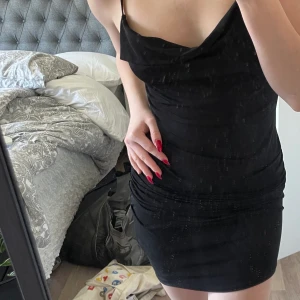 Draperad klänning💛 - Säljer denna superfina draperade klänningen från H&M. I storlek S men passar även M. Endast testad💓💓