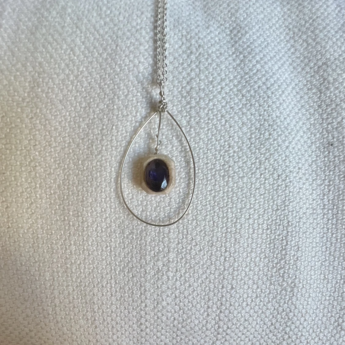 Silverhalsband med blå iolit - 90