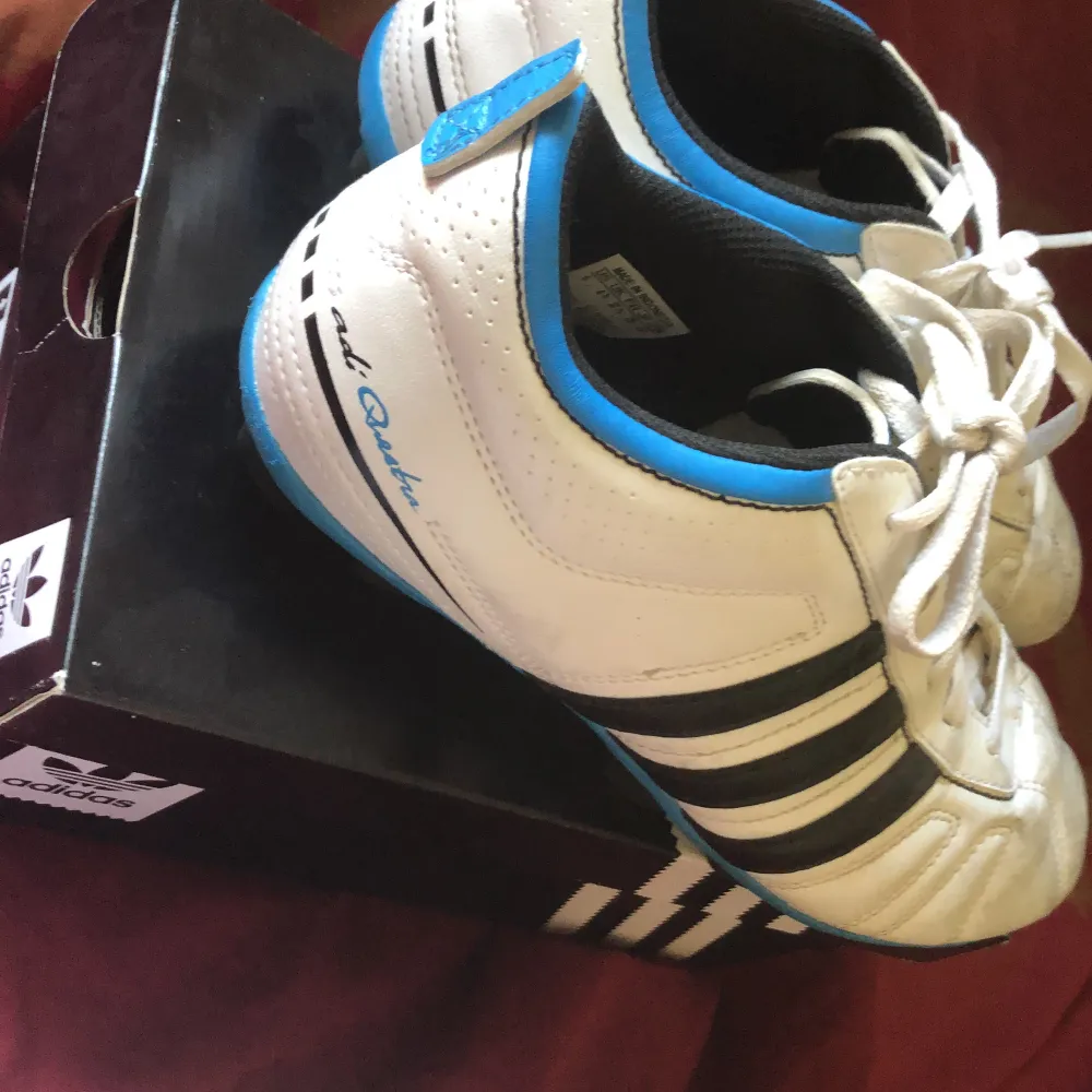 Jag fick dessa skor när jag spela fotboll men gör inte det mer. Dom är nästan nya och är storlek 36. Är perfekt för fotboll och är vit,blå och svart. Ha en bra dag! . Skor.