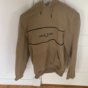 Fred Perry hoodie - Fred Perry hoodie inte så jättebra skick 6/10 snygg o billig. Ordinarie pris 1000 mitt pris 250