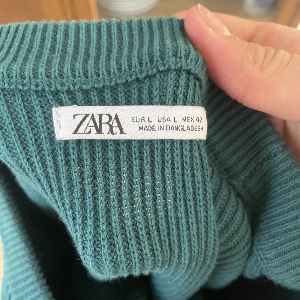 Riktigt fin tröja från zara i en unik färg. Säljer denna då jag tröttnat på den. Den är i bra skick trots att den används en del. Hör av er vid fler frågor🙂. Stickat.