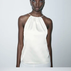 Siden topp - Säljer denna ursnygga topp då den inte kommer till användning. Endast använd en gång! 