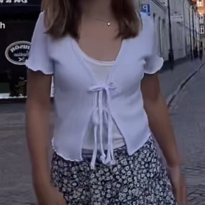 Kortärmad tshirt  - Jättefin kortärmad kofta som jag fick för 2 sommrar sen. Lite genomskinlig men funkar jättebra med linne under.  Perfekt till sommaren!! Köparen står för frakt. 