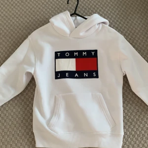 Tommy Hilfiger Hoodie  - Jag säljer en Tommy Hilfiger Hoodie i väldigt bra skick. Använd 2 gånger (nästan ny). Köpte den för 800 kr/ säljer den för 400 kr. Väldigt fin, bekväm och varm men tyvärr för liten för mig.