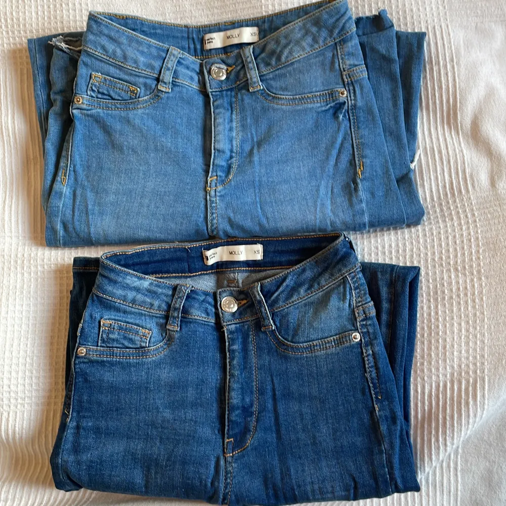 Stretchiga jeans med hål 2st. Den ena är ljusare blå än den andra. Namnet på båda jeansen är Molly och är från Gina Tricot. Säljs för det inte är min stil.  Använt Max 3 gånger. 1st = 100kr  . Jeans & Byxor.