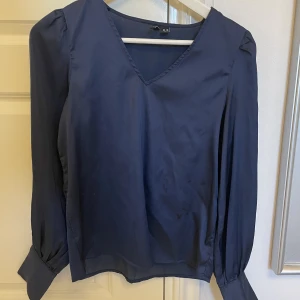 Blus - En super super fin mörkblå blus från VeroModa i strl Xs❤️‍🔥💞