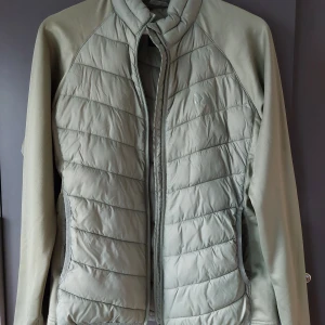 Grön tunn jacka - Säljer denna fin grön jacka, är tyvärr för liten för mig.