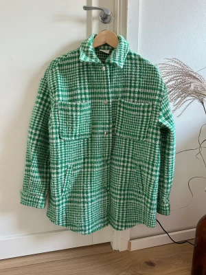 Vårjacka från vila, strl 36 - Vår- sommarjacka från Vila. Strl 36 (luftig modell). Jackan är i mkt fint skick