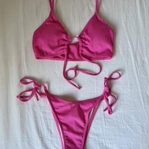 Oanvänt rosa bikini set🌟! I mycket fint skick!  Stl xs/s  justerbara band på toppen samt knyten på underdelen som går att ändra!🩷