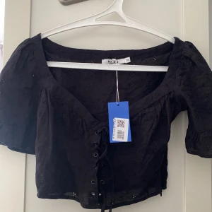 Söt topp från nakd - Jätte fin topp med små blommiga mönster, köpt från sellpy men egentligen från nakd. Älskar toppen men den var tyvärr för liten och måste därför sälja den. 125kr + frakt 
