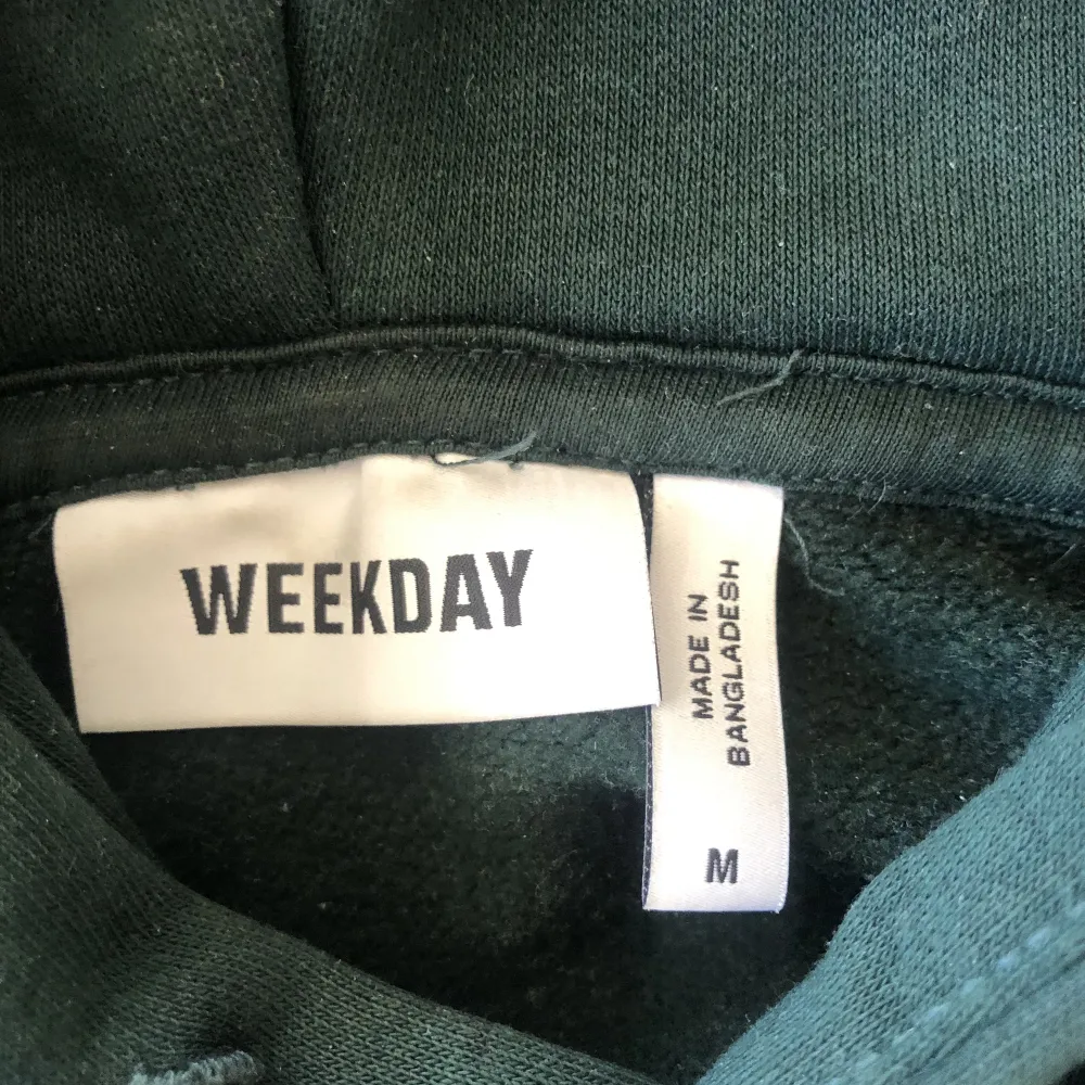 Fet weekday hoodie i en riktigt fin färg, sjuk bra kvalitet och passform, säljer för den aldrig kommer till användning . Hoodies.